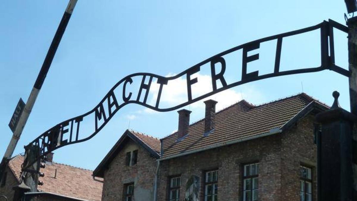 Fece il saluto nazista in gita ad Auschwitz, 14enne fiorentino processato sia in Polonia che in Italia: «Misure rieducative»