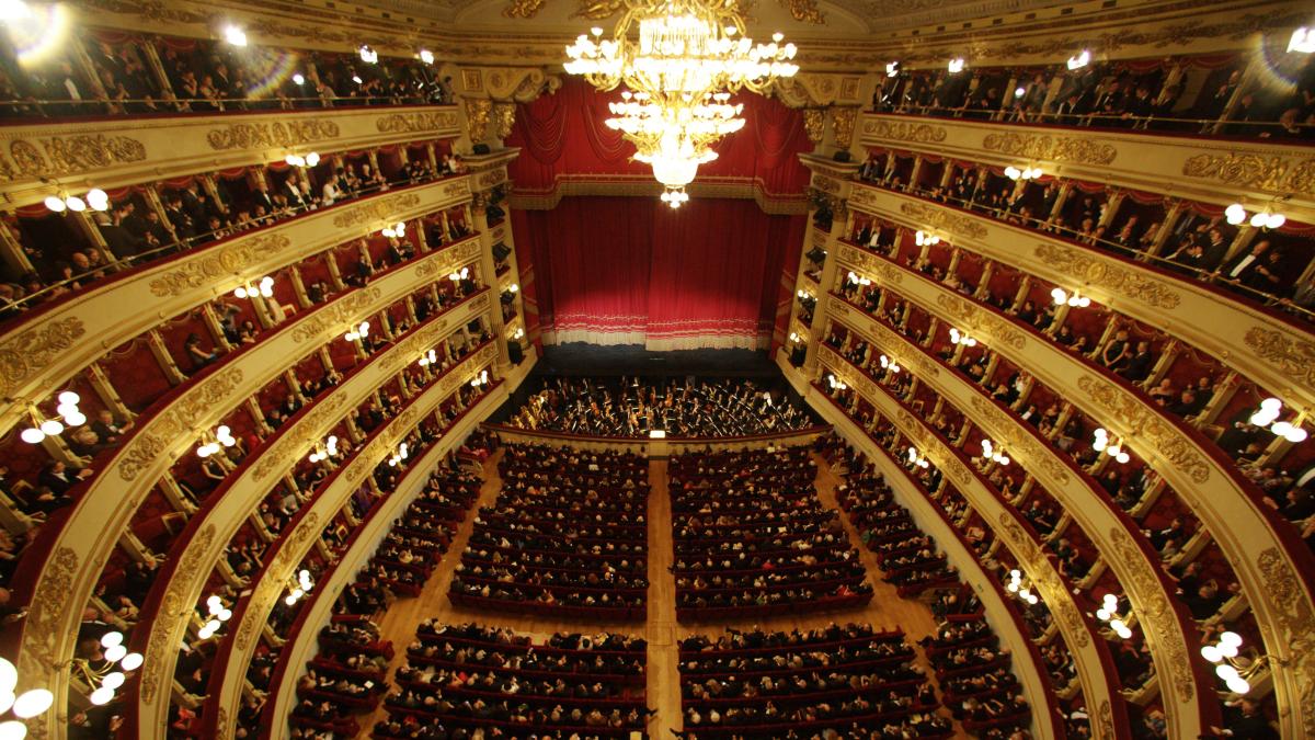 Scala, torna il dress code a Teatro: tolleranza zero con pantaloni corti e canotte. Fine della linea soft chiesta da Meyer