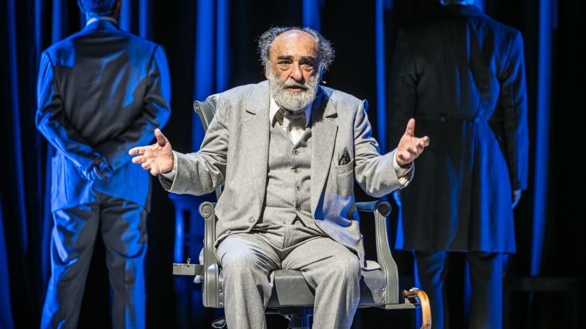 «La coscienza di Zeno» al Donizetti, grande Haber in una regia collettiva