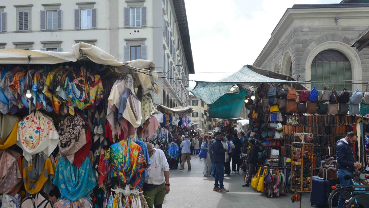 Firenze, sospesa l'attività a 6 banchi di San Lorenzo e via Pellicceria per violazioni sull'occupazione del suolo pubblico