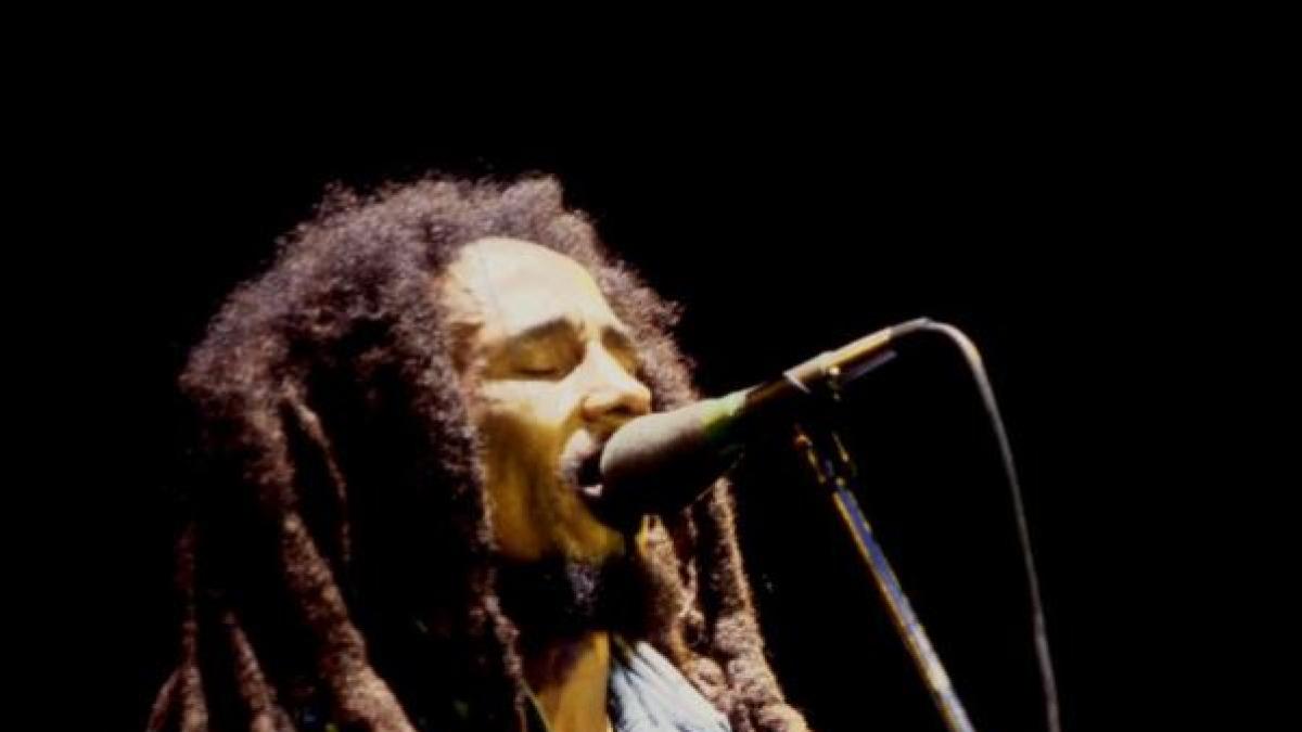 Bob Marley avrebbe 80 anni: il concerto a San Siro aperto da Pino Daniele, l'attentato nel 1976, la morte prematura a 36 anni, 7 segreti