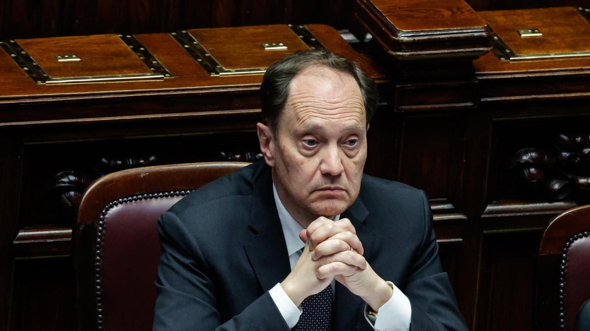 Ciriani: «Lasciamo le liti al Pd. Si possono fare ritocchi, ma solo a saldi invariati»