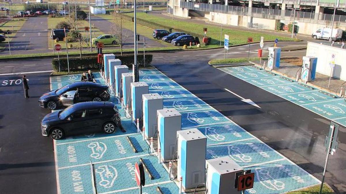 Ztl a pagamento dal 1° luglio per le auto elettriche. Esentati residenti, artigiani, genitori con figli in centro, medici, car sharing