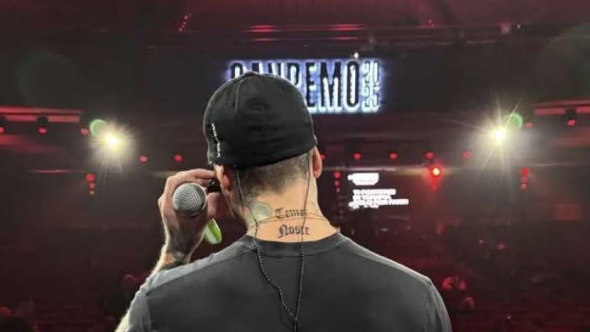 Fedez con un nuovo tatuaggio sul palco di Sanremo: il post su Instagram e le prove con Marco Masini