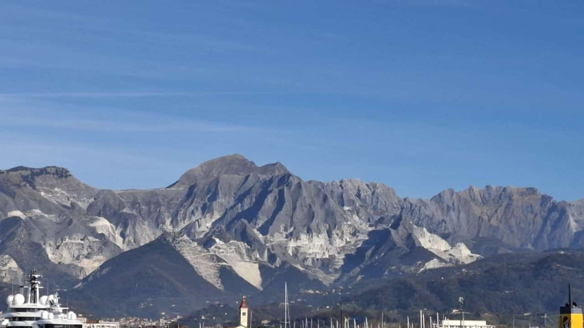 Incidente sul lavoro nel porto di Marina di Carrara: marinaio colpito da una fune d'ormeggio, è in codice rosso