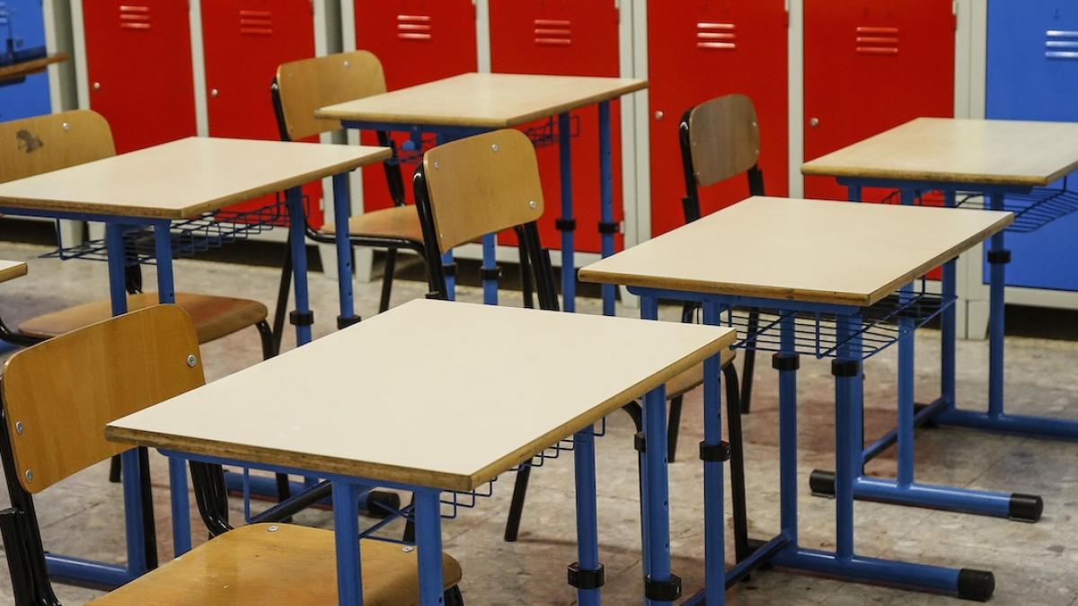 Prato, custode licenziato da suola: faceva troppe parole crociate al lavoro