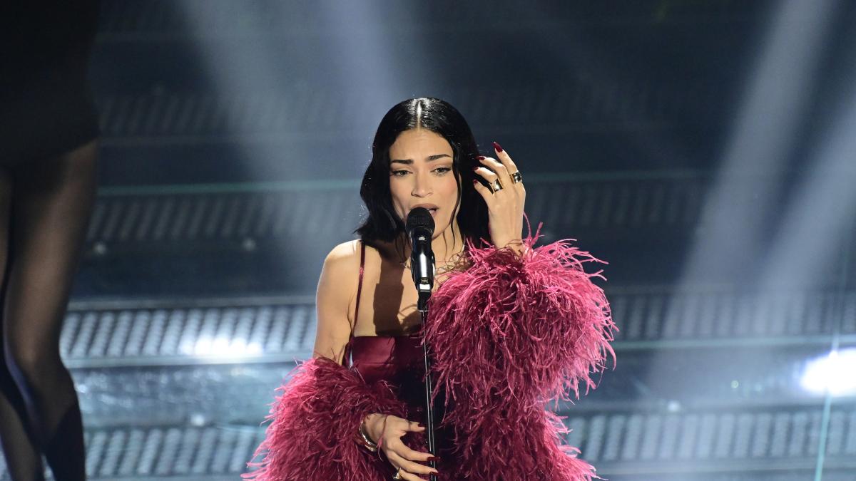 I punti del Fantasanremo live della seconda serata: Elodie sfoggia le piume, Lucio Corsi il cappello