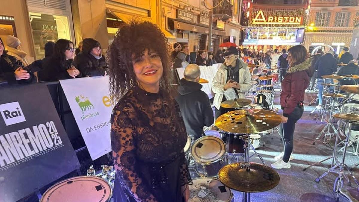 Impiegata comunale a Forlì e batterista a Sanremo: Patrizia Putortì, la romagnola che ha suonato con Jovanotti al Festival