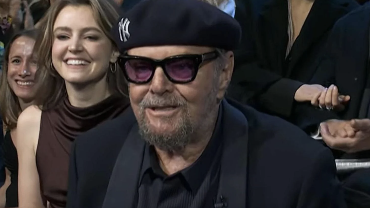 Jack Nicholson riappare in pubblico a sorpresa per i 50 anni del Saturday Night Live (ed è sembrato in ottima forma)