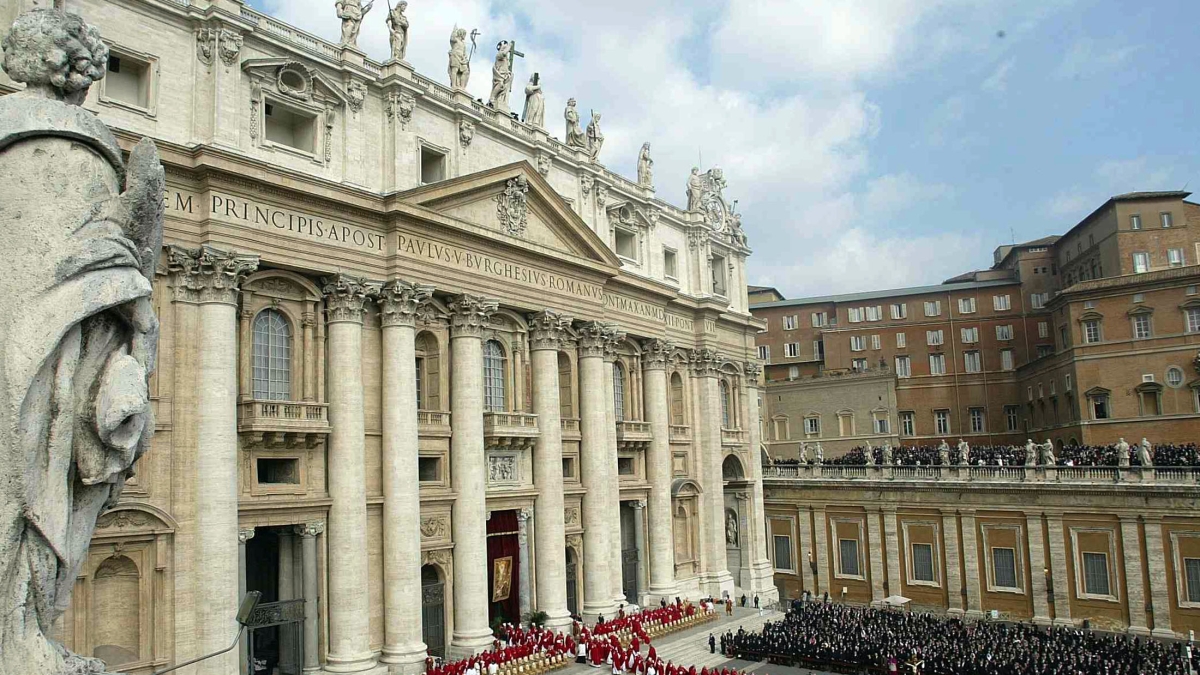 Cosa succede quando muore un Papa? Il protocollo, i funerali, il Conclave (e le novità volute da Francesco)