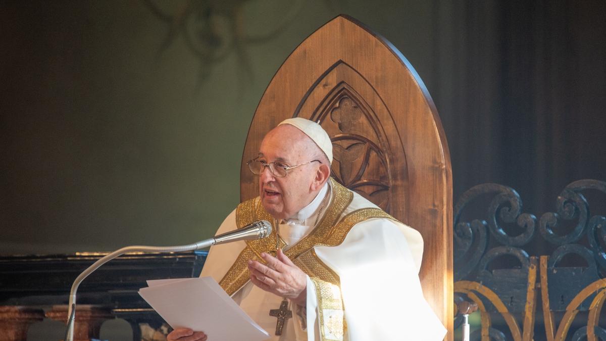 Papa Francesco, le condizioni di salute, oggi: «Senza febbre e in lieve miglioramento». Almeno altri 7 giorni di ricovero