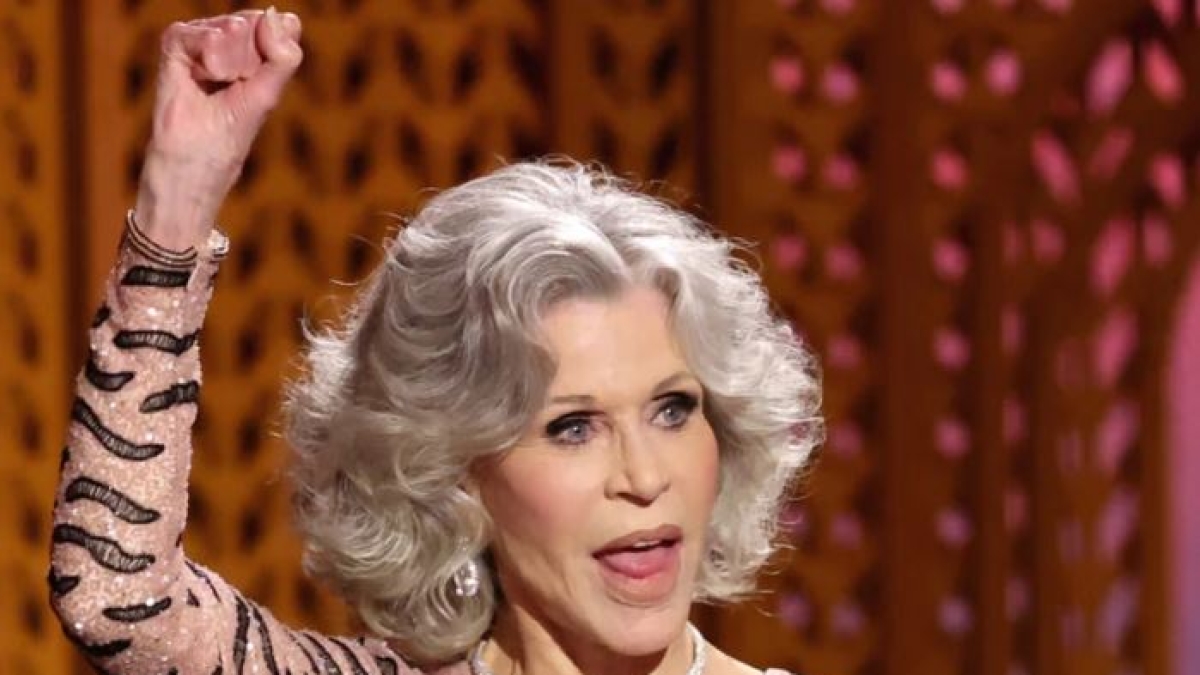 Jane Fonda alza il pugno e invita alla resistenza: «Woke significa che ti importa degli altri»