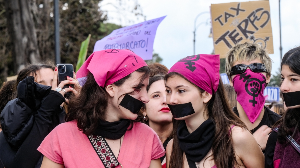 Oggi a Roma la manifestazione di «Non Una di Meno» contro la violenza sulle donne: attese 50mila persone