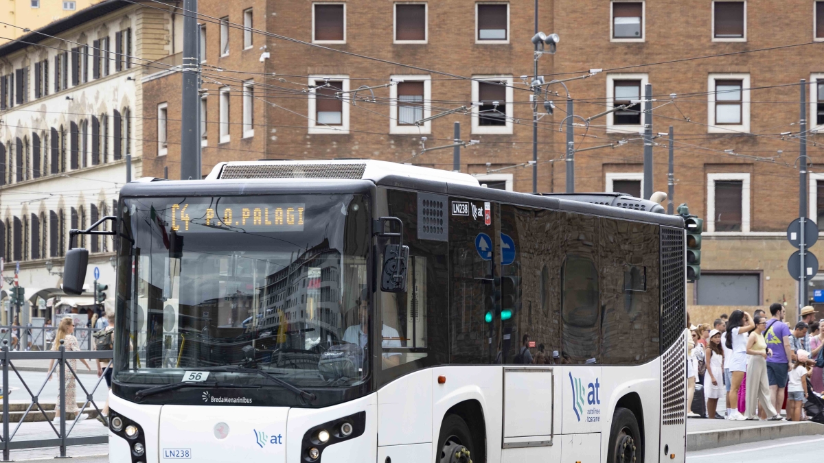 Firenze, sul bus senza biglietto, una coppia minaccia l'autista col coltello