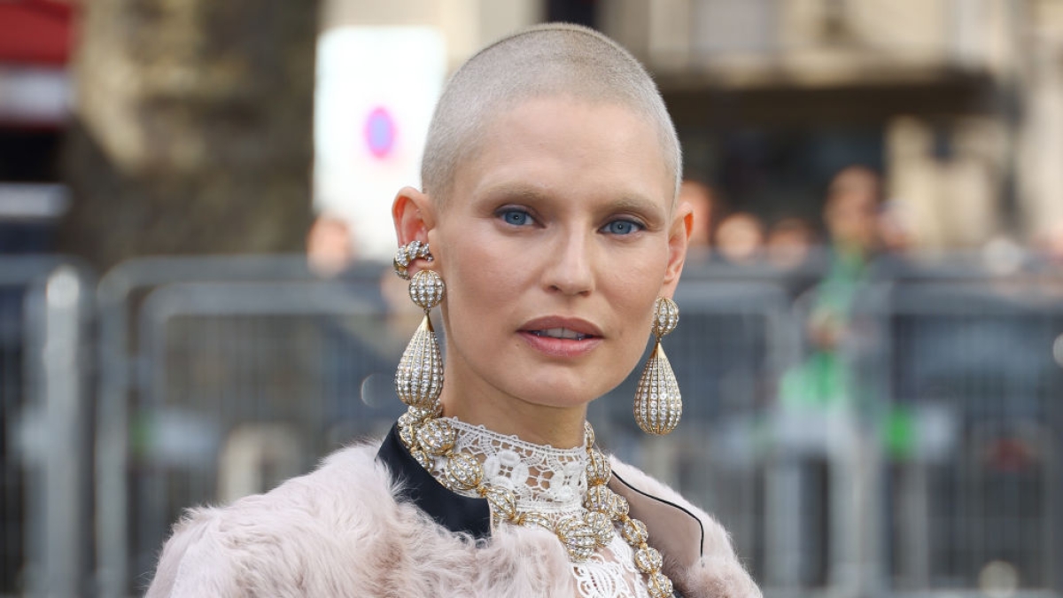 Bianca Balti, nuova cura contro il tumore: «Inizio la terapia con gli inibitori Parp per riparare il Dna danneggiato»