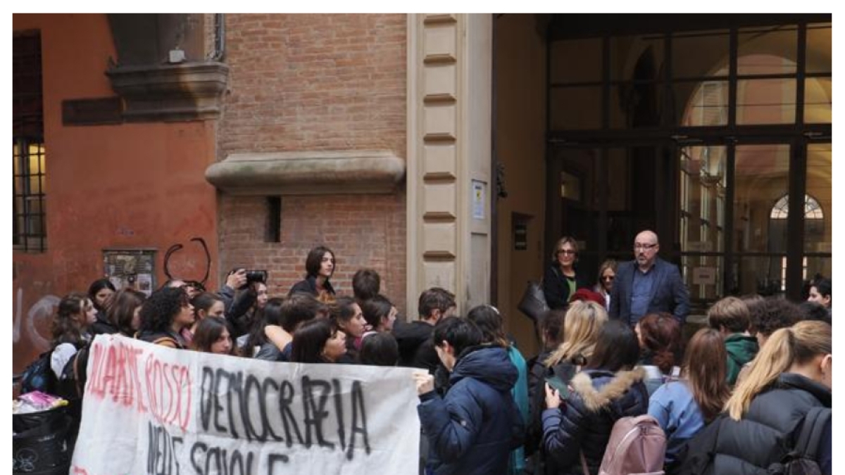 Bologna, occupazione al liceo Minghetti: due studenti sospesi e sette graziati. Il preside ci ripensa: «Così è iniquo»