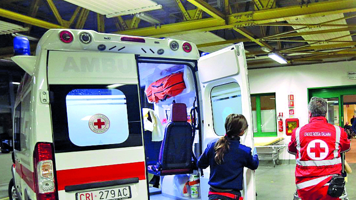 Torre del Greco, tenta di rapinare coppia: ma l'uomo è un esperto di lotta e lo colpisce: è in Rianimazione in ospedale