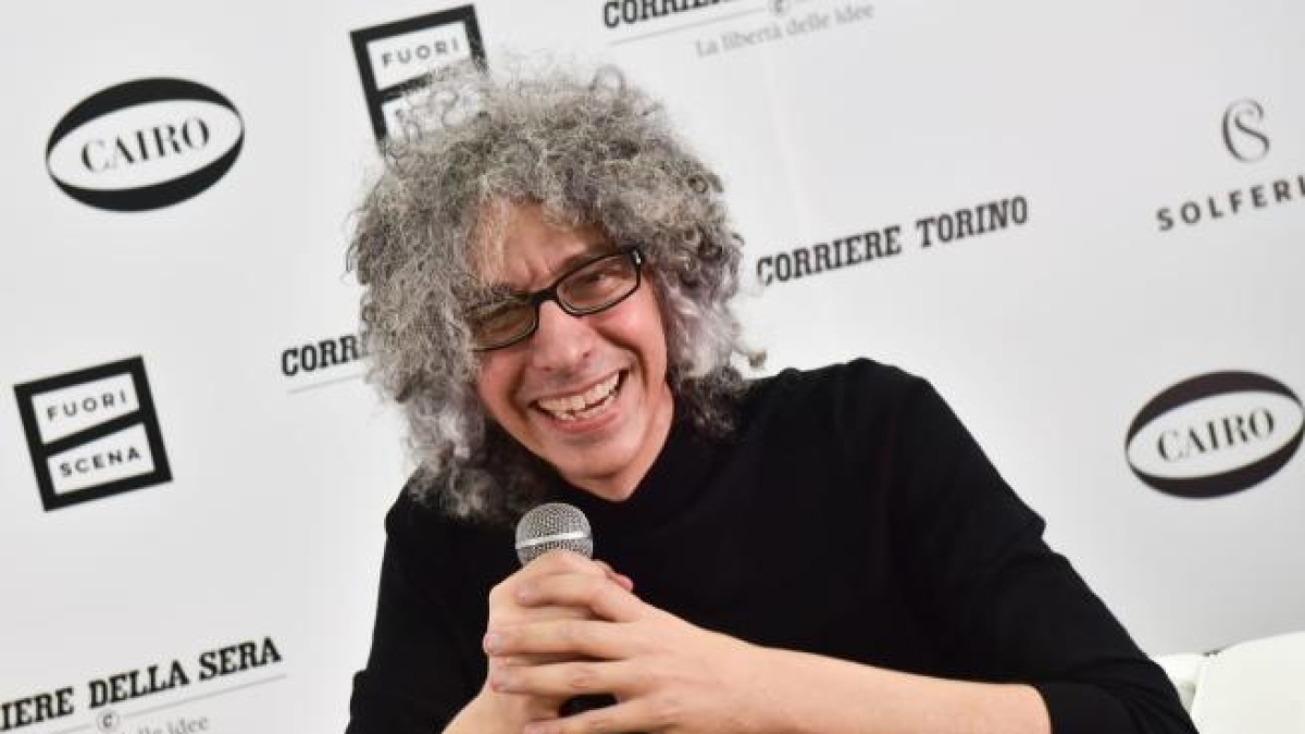 Giovanni Allevi compie 56 anni: che studi ha fatto, ha composto l'inno della Serie A, la malattia e il ritorno sulle scene, 7 segreti