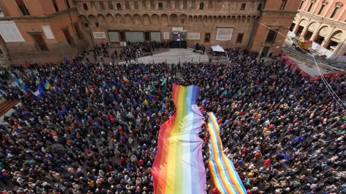 La sindaca di Firenze Sara Funaro a Bologna, a «Una piazza per l'Europa»: «Recuperiamo lo spirito di Ventotene»