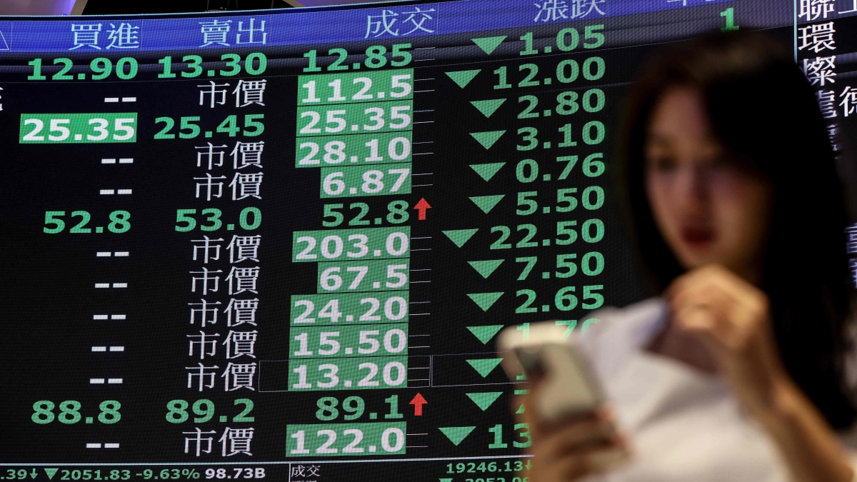 Dazi, tonfo delle Borse asiatiche: Taiwan -9,8, Hong Kong -9,2%. Trump: «Medicina per curarsi»