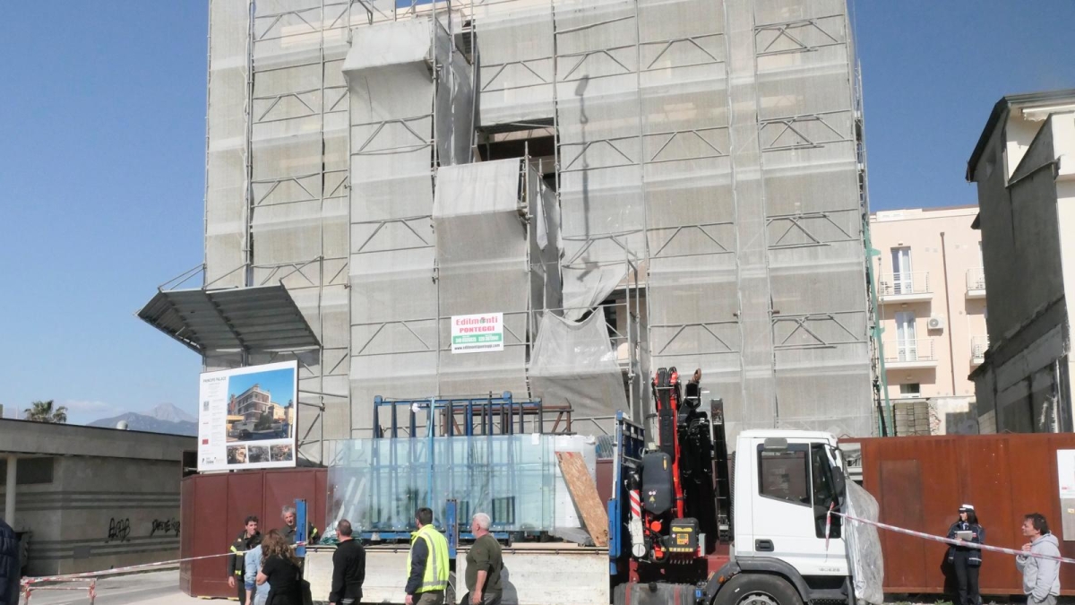 Incidente sul lavoro a Lido di Camaiore in Versilia: l'ingegnere Paolo Mariottoni muore colpito da una lastra di vetro caduta da 20 metri