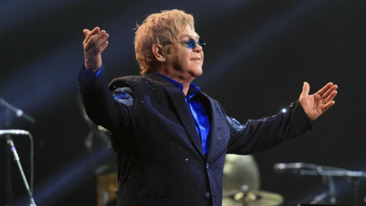 Elton John: «Non riesco a vedere i miei figli giocare, ma vado avanti. Ho sempre voluto morire sul palco, ora voglio che sulla mia lapide ci sia scritto: “è stato un grande papà”»