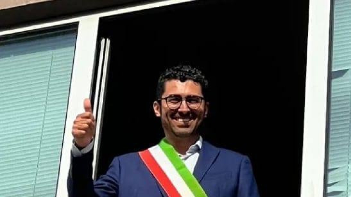 Follonica, scoppia il residence-gate del sindaco: residenza nella seconda casa, l'opposizione chiede le dimissioni. Lui nega, ma poi paga le tasse