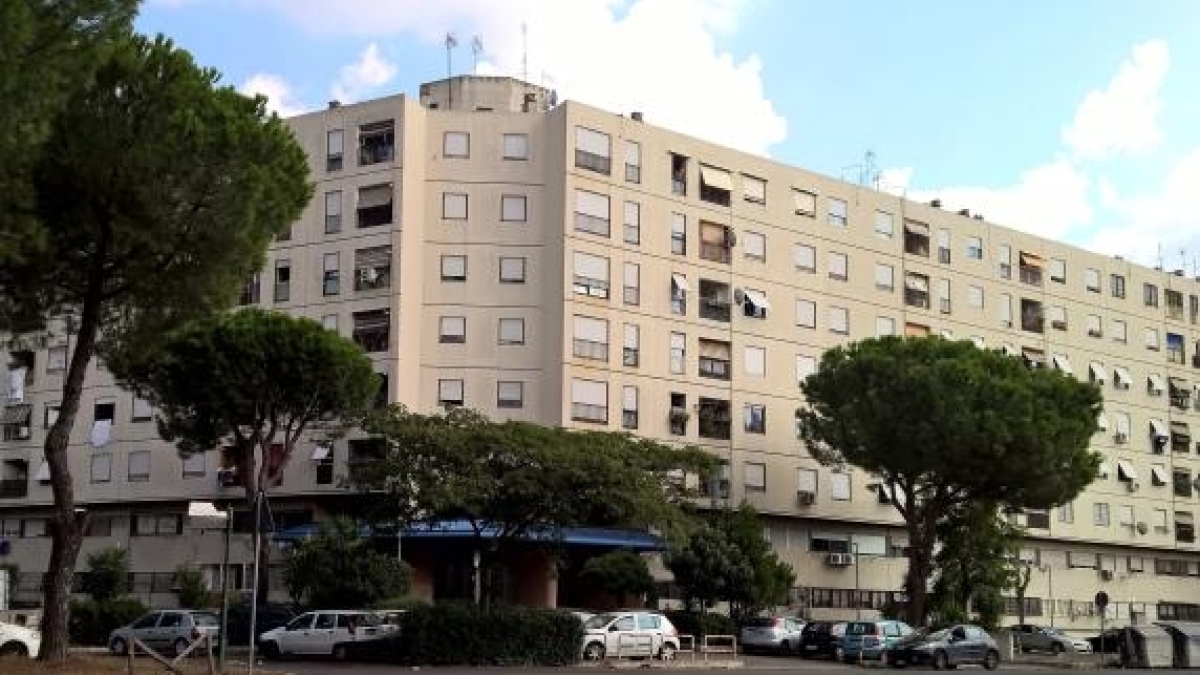 Roma, assistente di volo precipita da un palazzo a Tor Bella Monaca. Mistero sul bagaglio sparito