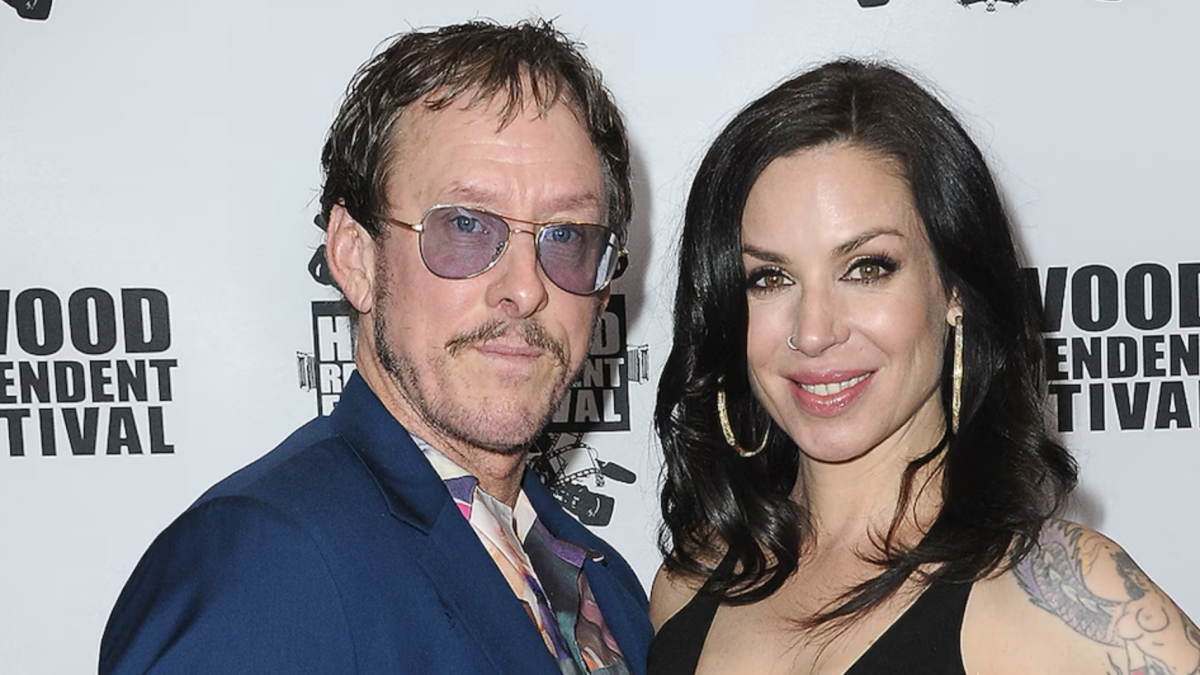 Weezer, arrestata la moglie del bassista Scott Shriner per tentato omicidio dopo una sparatoria con la polizia di Los Angeles