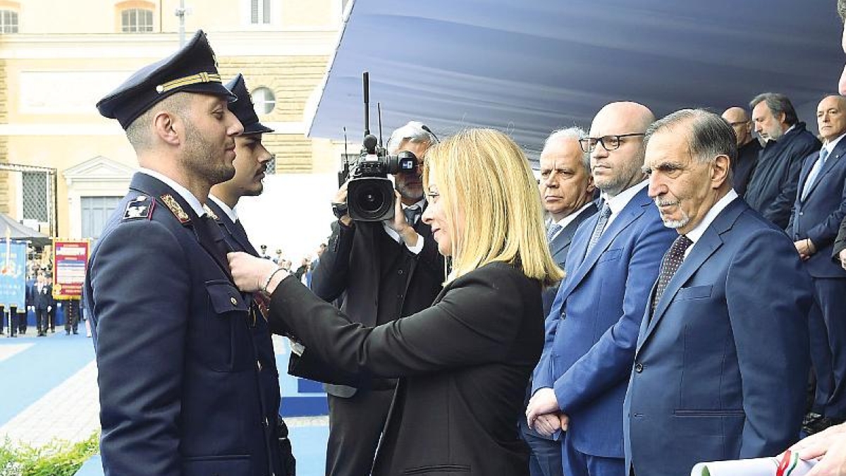 Festa della polizia, medaglia all'ispettore di Lambrate. «Voglio tornare subito su una volante, lo devo ai miei colleghi»