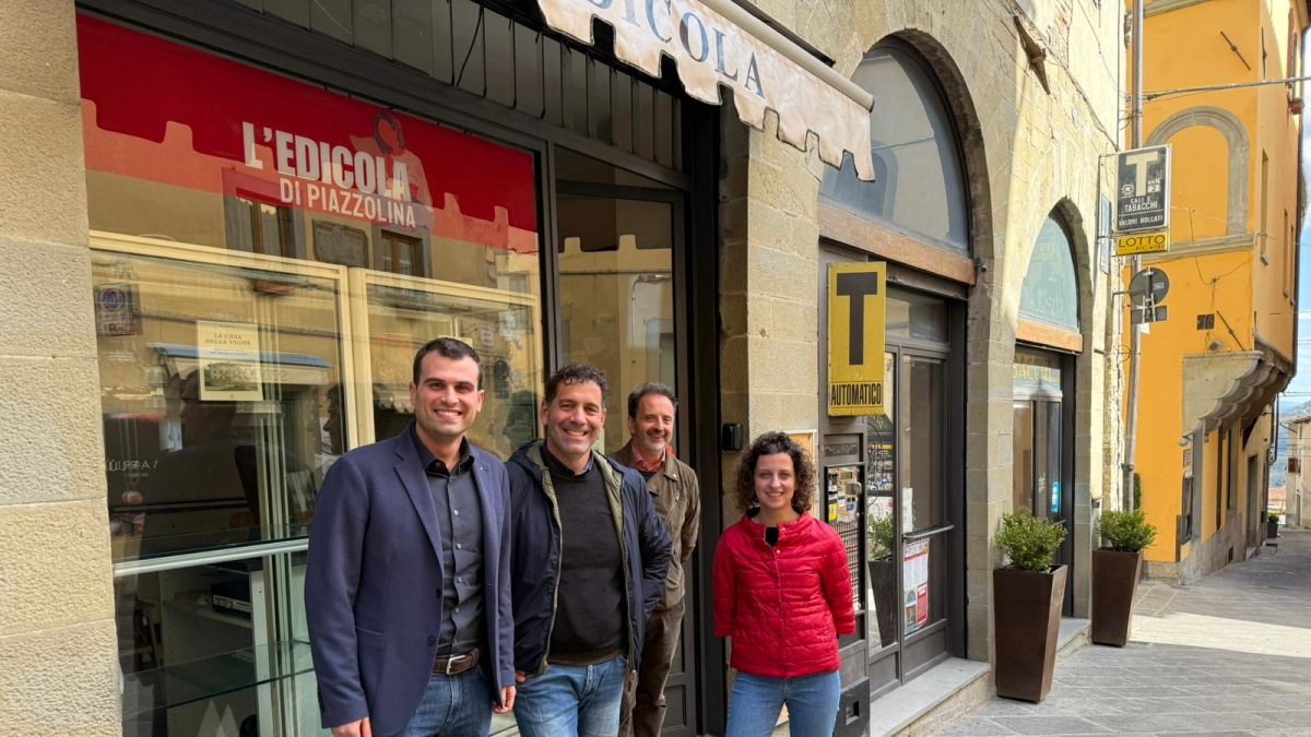 Bibbiena, la rinascita della storica edicola dopo la mobilitazione di cittadini e Comune (con sponsor): «Non potevamo rassegnarci»