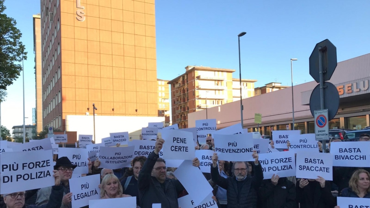 Firenze, oltre cento persone al presidio all'Esselunga di via di Novoli: «Aggressioni ripetute, il quartiere non è mai stato così»