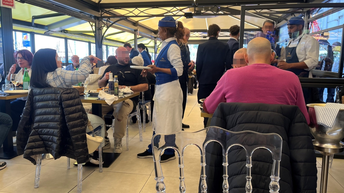 Da «'a figlia d' 'o Marenaro» non solo per la zuppa di cozze. Buoni anche le linguine al cartoccio e il cuoppo di mare