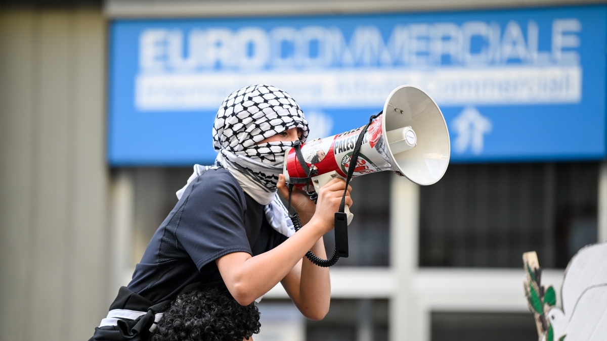 Milano, La Russa sugli scontri al corteo pro Palestina: «Vergognoso, in troppi scherzano con il fuoco»