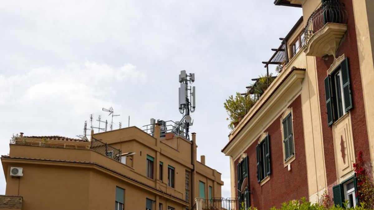 Antenne 5G a Roma, il Tar ha respinto il ricorso di Iliad per l'impianto a San Saba. I residenti: «E adesso smontatelo»