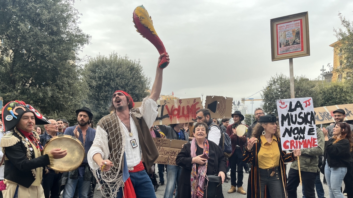 Artisti di strada al Municipio di Napoli: «La tammorra non è camorra, basta multe»
