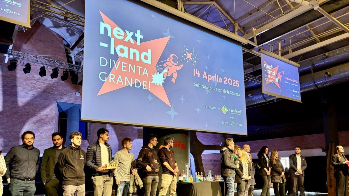 Periferie, il futuro a scuola: con Next-Land e Stellantis a Napoli 300 ragazzi incontrano le imprese
