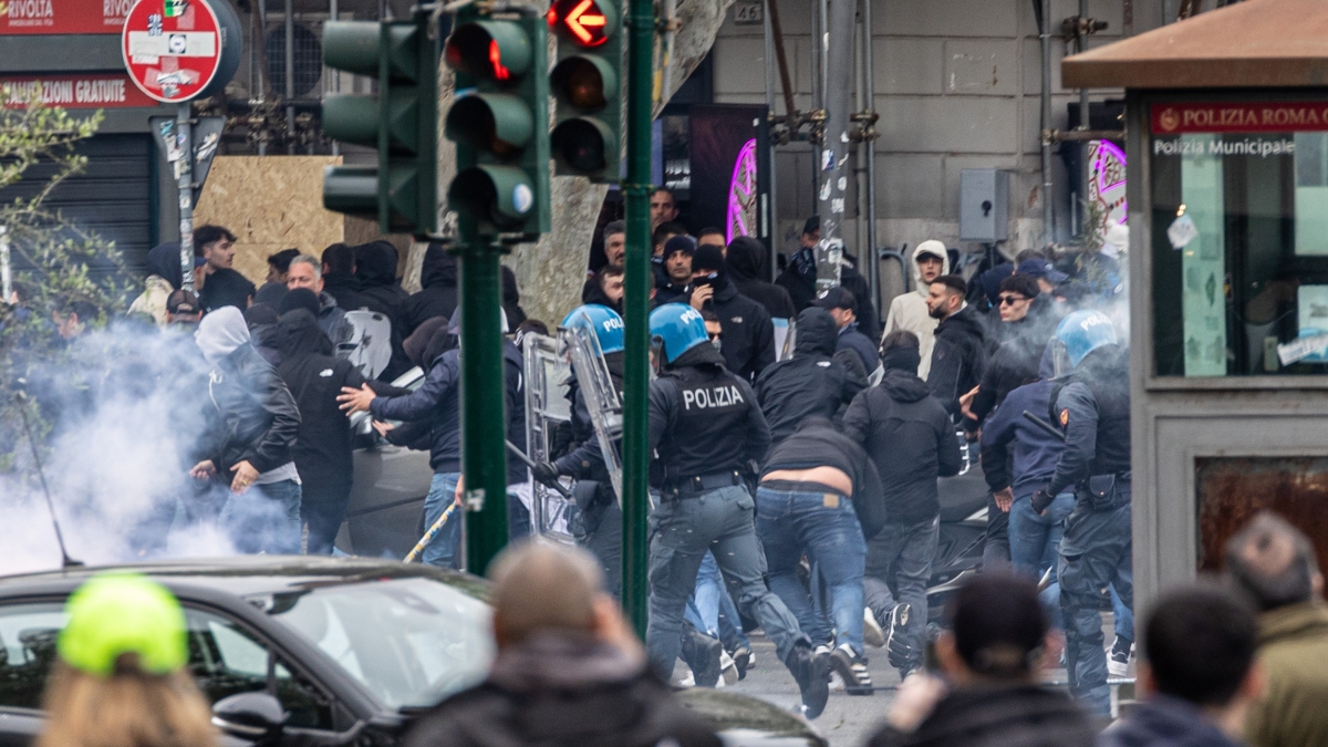 Scontri a Roma, vietati i derby di sera per un anno e stop trasferte per i tifosi di Roma e Lazio fino a fine campionato
