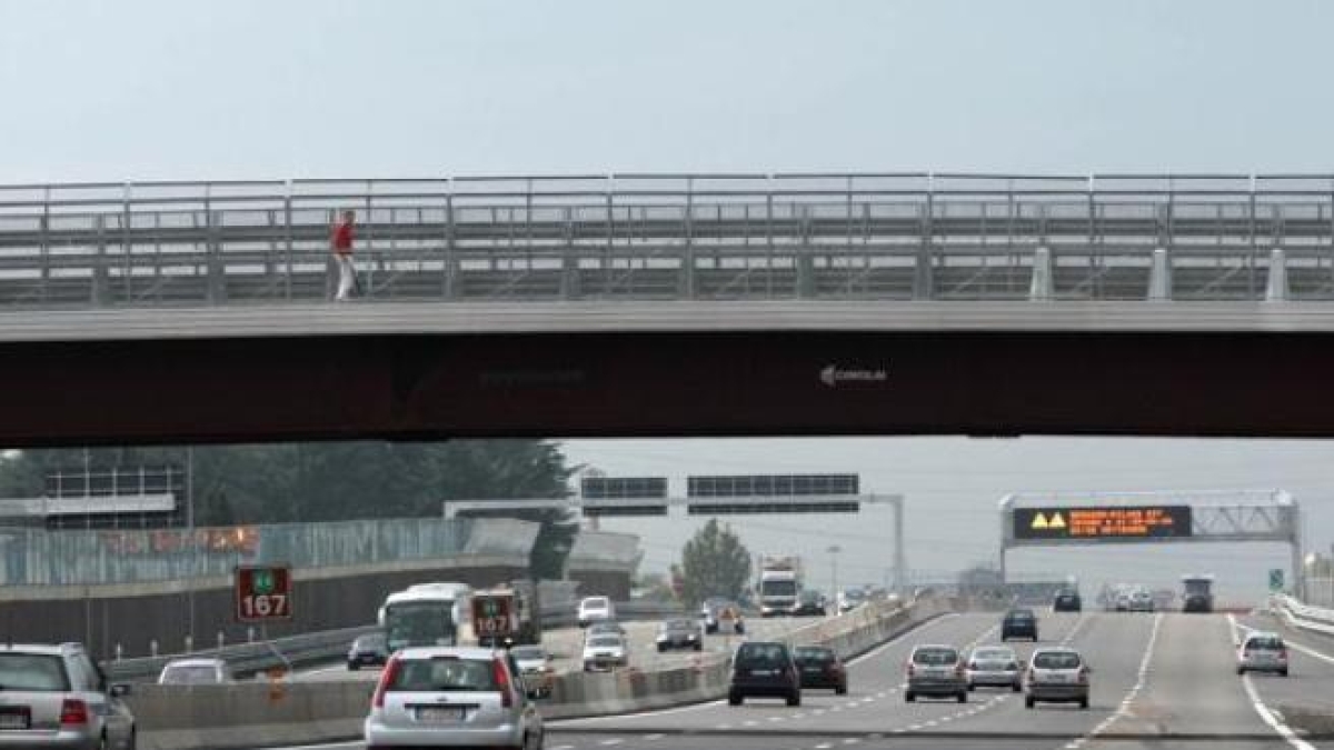 Prato, incidente tra auto e furgone sull'A11: un morto e un ferito