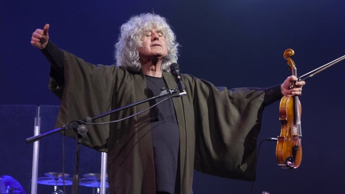 Angelo Branduardi: «Sono cresciuto tra ladri e prostitute ma mi chiamavano Piccolo principe. Con Luisa Zappa teniamo separati vita e lavoro»