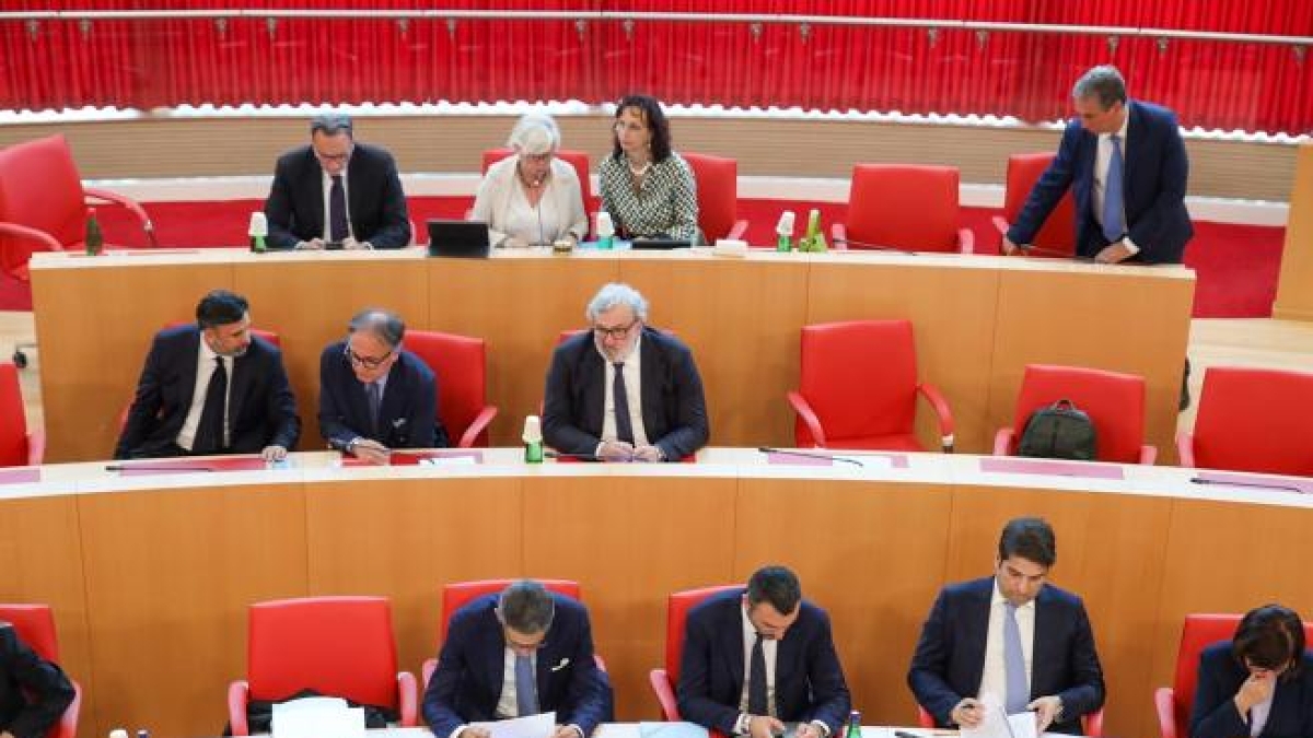 Regionali in Puglia, il Consiglio introduce la doppia preferenza di genere, ma è subito scontro