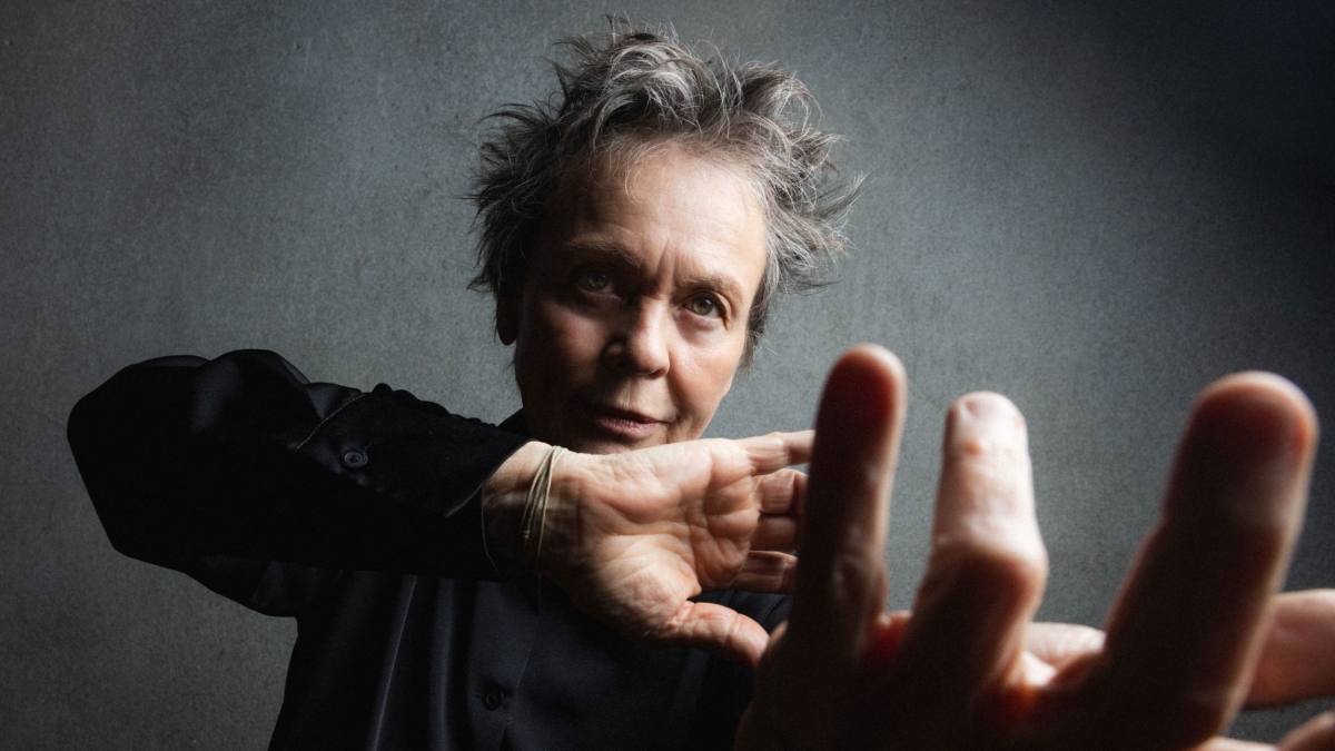 Laurie Anderson: «Amo sempre le sfide nuove e strane. In America ci vorrebbero più artisti come Allen Ginsberg»