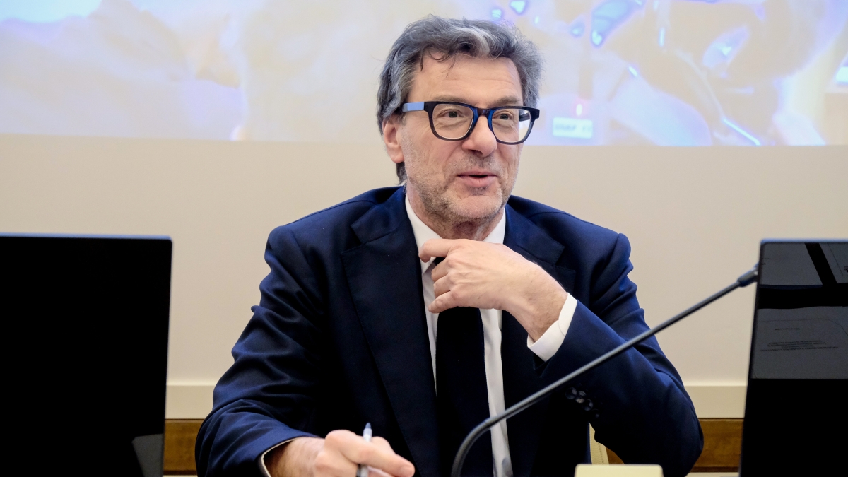 Giorgetti Difende il DFP: 'Fondamenta Solide per il Futuro', Ma Banche Centrali Sollevano Dubbi
