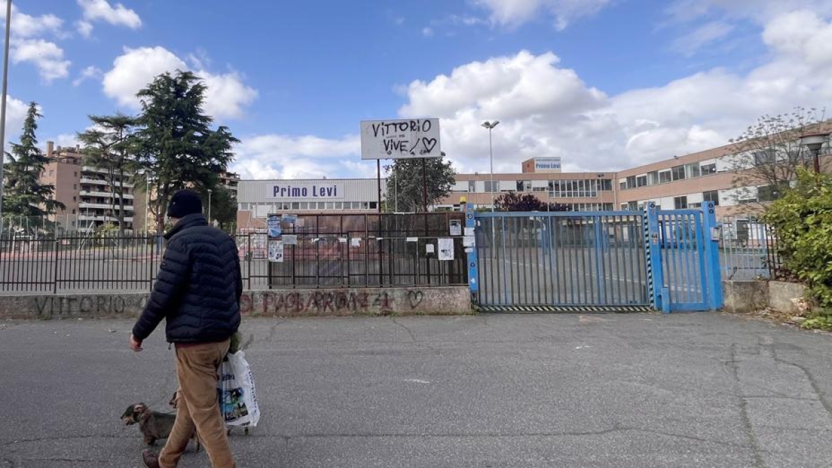 Eur, baby-gang all'assalto degli studenti. L'alert dalle scuole alle famiglie: «Non fate girare soli i vostri figli»