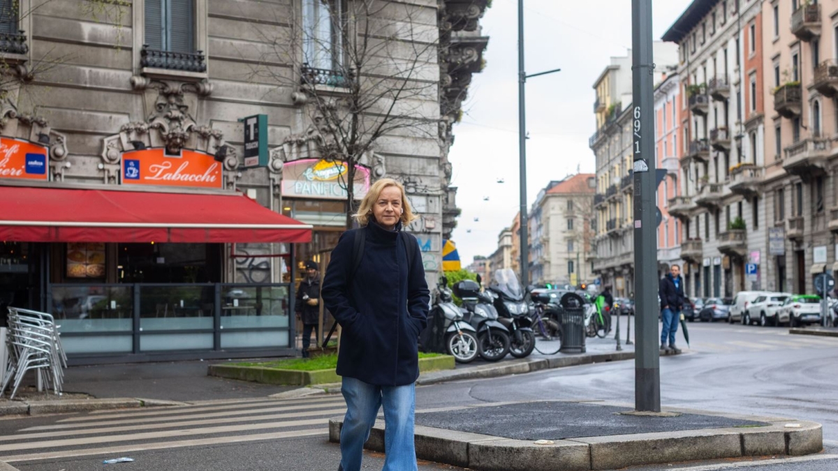 Milano, niente auto né bus: ora ci si sposta a piedi per pensare e muoversi. Donatella Sciuto: «Noi, i camminatori»