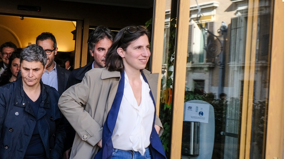 Meloni-Trump, la maggioranza: Italia ora centrale. Per Schlein nessun «gran bilancio»