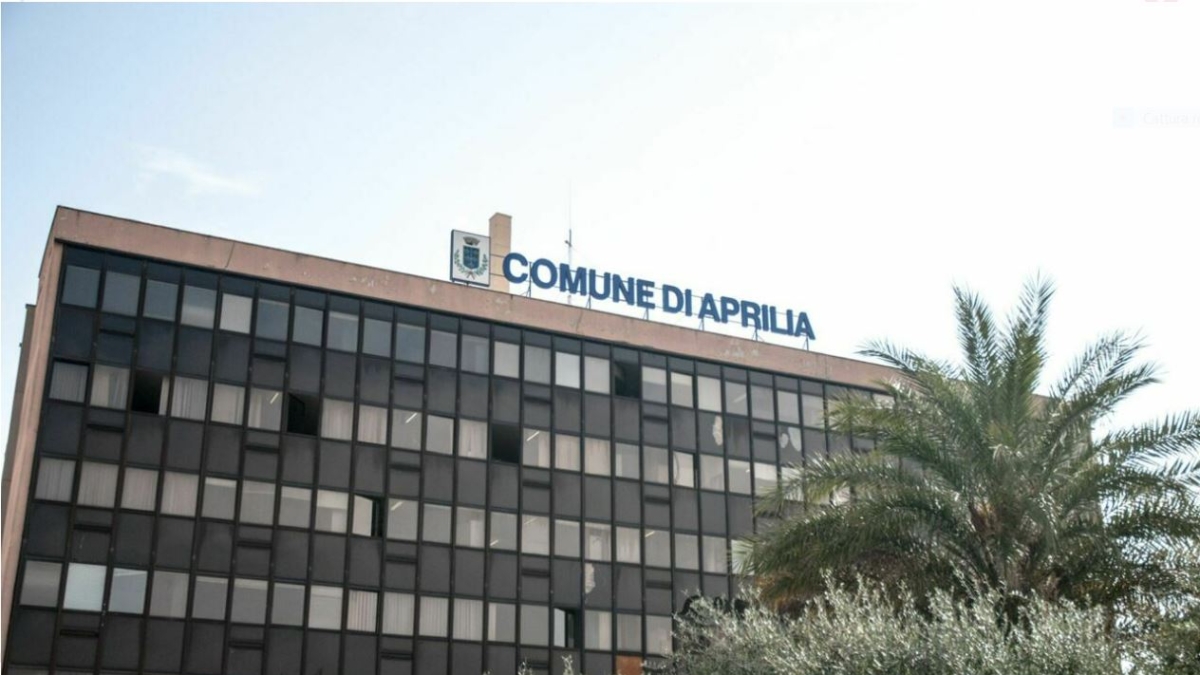 Comune di Aprilia sciolto per mafia, la decisione del Consiglio dei ministri: «Fortissimi i condizionamenti dalla criminalità»