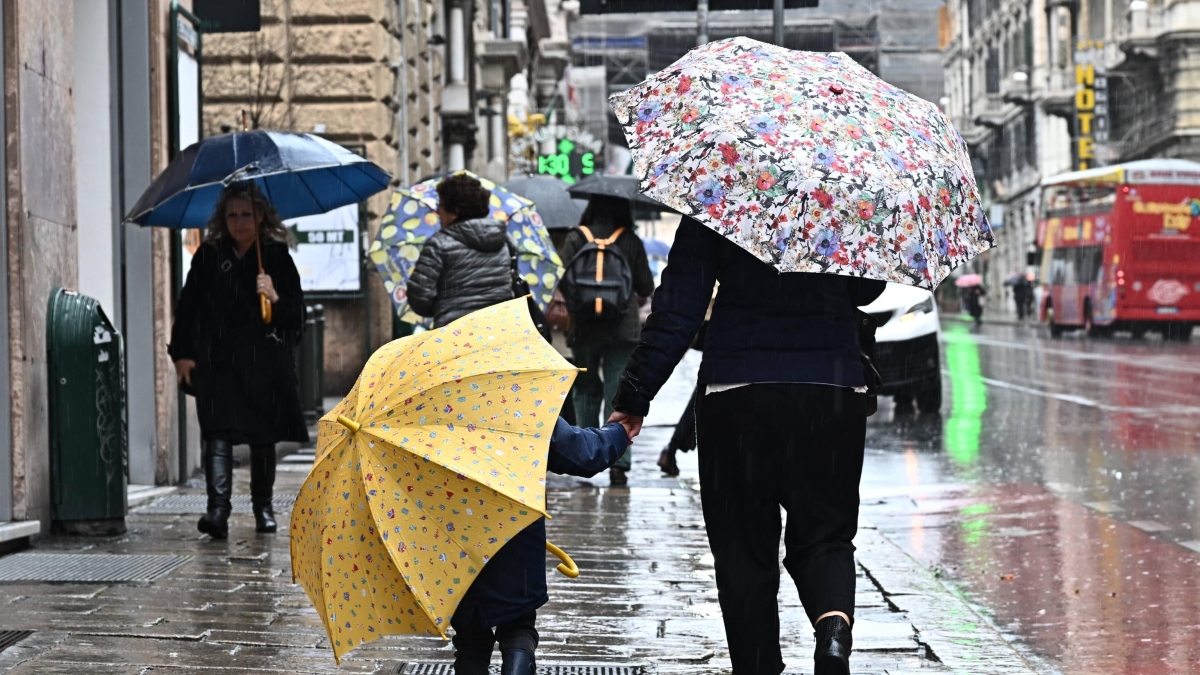 Allerta meteo in dodici Regioni: frana investe auto in val Senales, allagamenti in Friuli | Lombardia, bombe d'acqua: 1 morto e 3 feriti