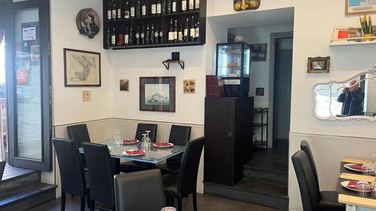 Al Seggio del Popolo pranzo da "archiviare", male mozzarella in carrozza e pollo. Si salvano pasta e pastiera