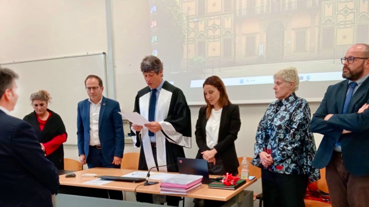 Vive in una cella foderata di libri e si laurea da dietro le sbarre di San Gimignano: «Una rivincita per ribadire la mia innocenza»